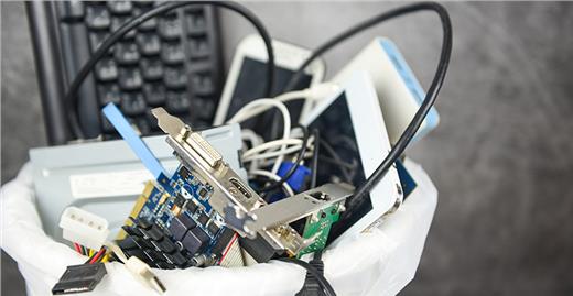 Smaltimento rifiuti da ufficio: dalla carta ai R.A.E.E.