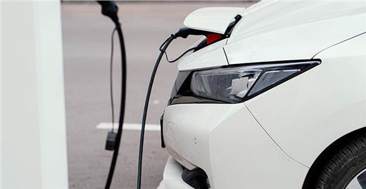 Auto elettrica o auto a metano: qual è la più ecologica? 